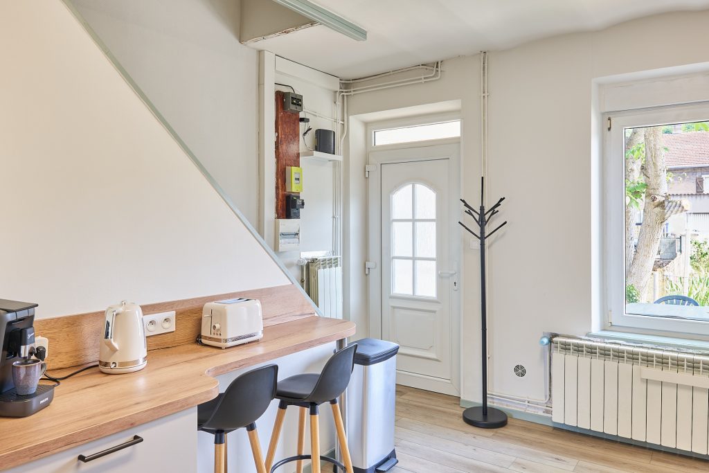 Cuisine moderne équipée pour location courte durée.