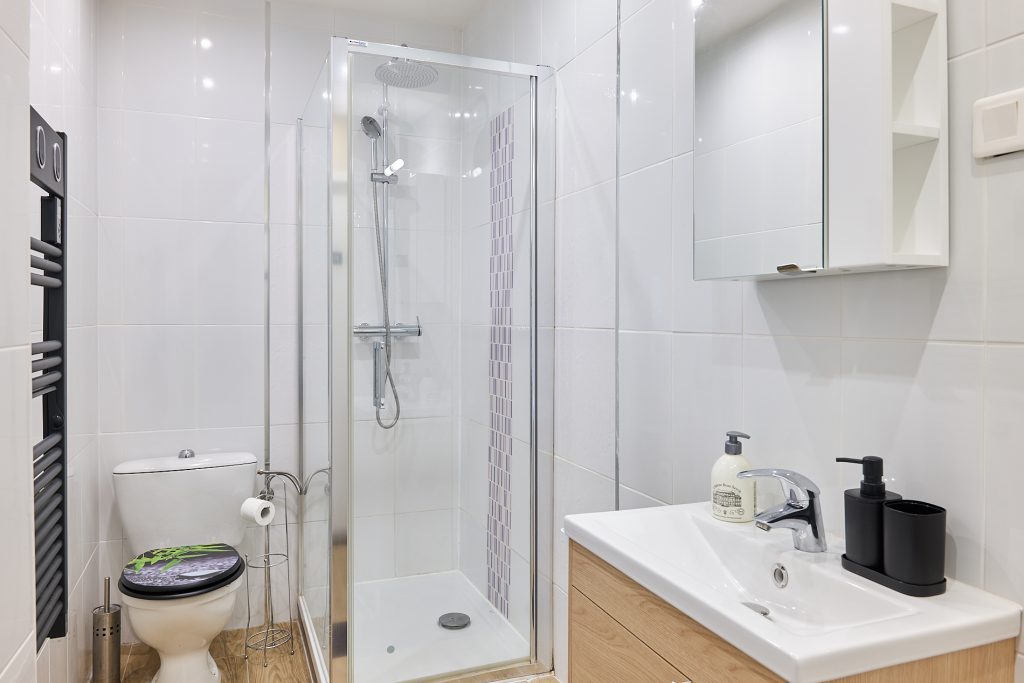 Salle de bain contemporaine pour location saisonnière