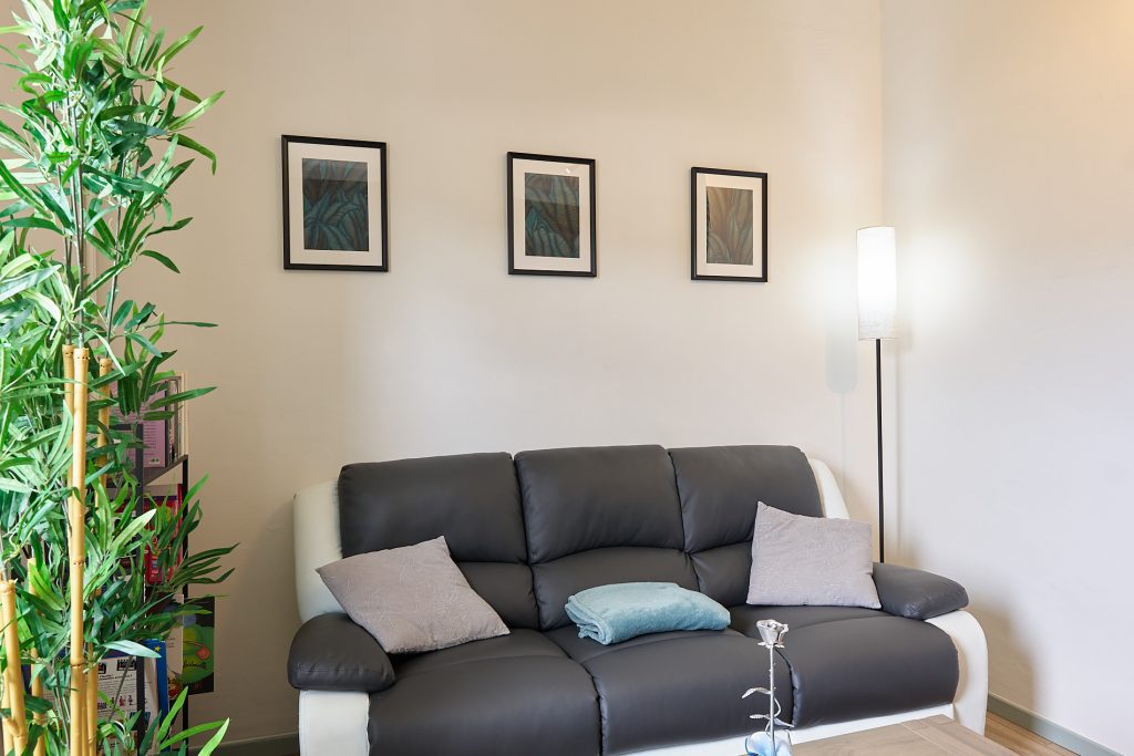 Salon lumineux préparé pour accueillir des voyageurs Airbnb