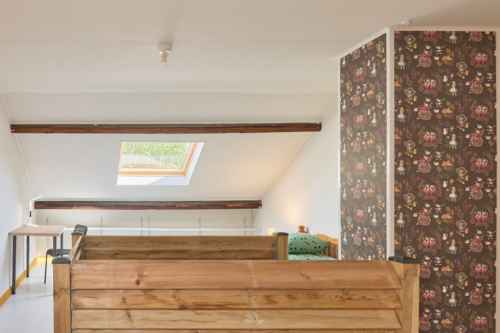 Chambre décorée avec soin pour location Airbnb